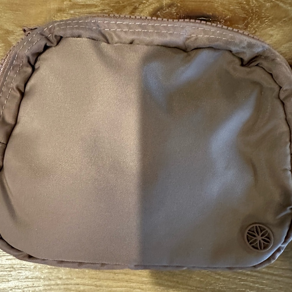 GAIAM Mauve Belt Bag - Picture 2 of 5